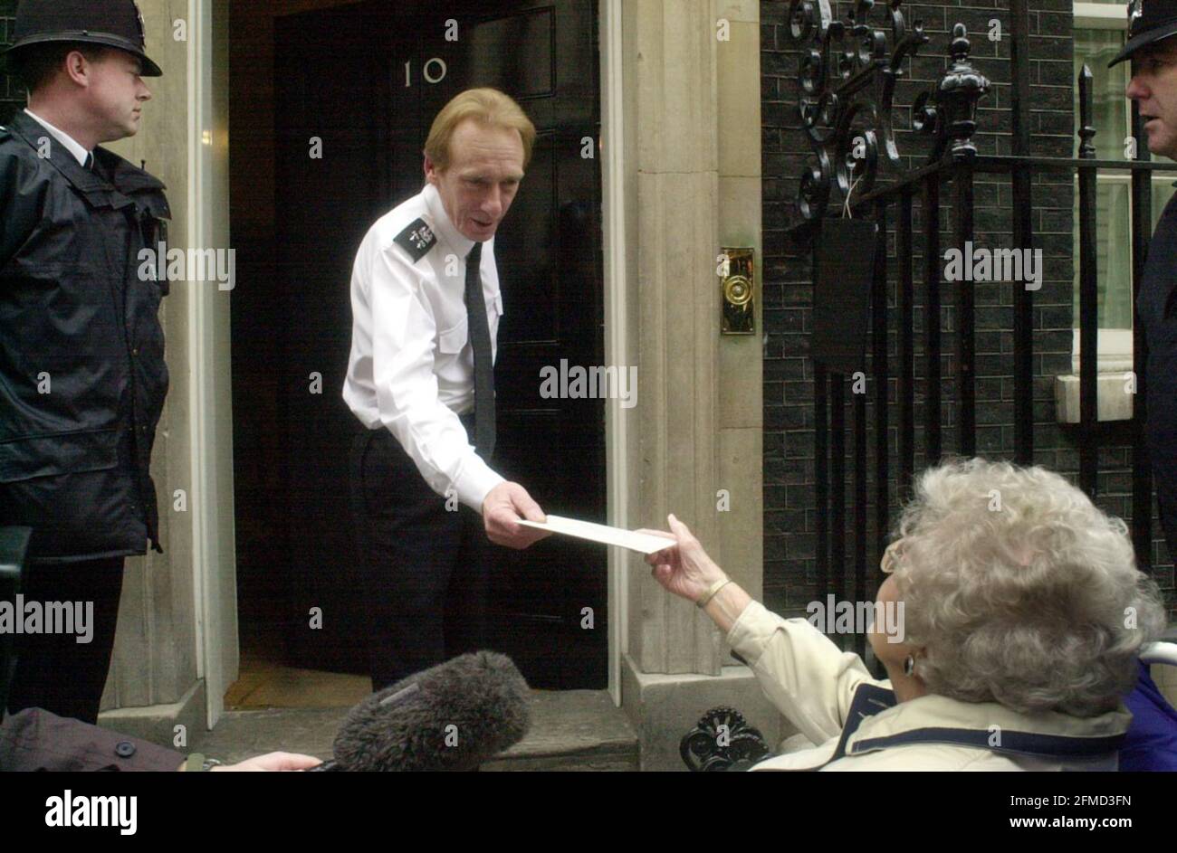82 year old Mary Oldfield December 2000 , handing in a letter to Tony Blair complaining at the short sentence of David Hampson, who was married to her other daughter, Claire, who he killed. Stock Photo
