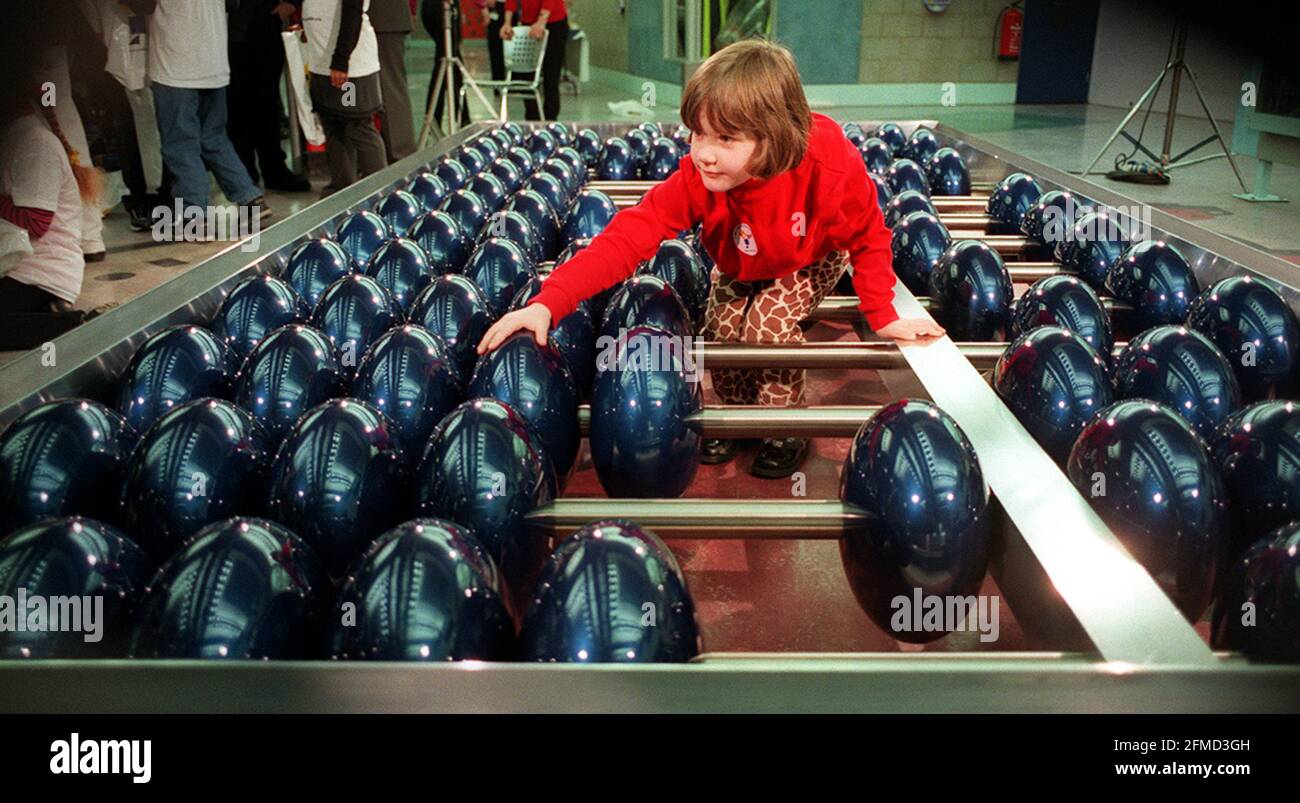 6 YEAR OLD ISABEL BOWDEN JANAURY 2001 GETS TO GRIPS WITH THE WORLD'S LARGEST ABACUS, BUILT FOR MATHS YEAR 2000, AT THE SCIENCE MUSEUM. Stock Photo