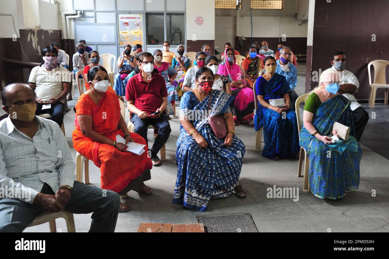 Bangalore, India. 8th May, 2021. People wait at a hospital to get COVID-19 vaccine in Bangalore, India, May 8, 2021. India's COVID-19 tally reached 21,892,676 on Saturday as 401,078 new cases were registered across the country in the past 24 hours, said the federal health ministry. Credit: Str/Xinhua/Alamy Live News Stock Photo