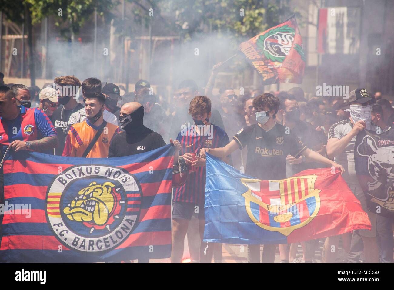 Barcelona, Spain. 08th May, 2021. Football Club Barcelona fans are seen holding ultras and Barça flags. The ultras supporter group of Football Club Barcelona, Boixos Nois (Crazy Boys) have gathered outside the Camp Nou stadium to motivate the team before the match against Club Atletico de Madrid for the 35th round of La Liga, the Spanish football league. Barça's victory will put the team, currently in third place, ahead of Atletico de Madrid, which occupies the first position. (Photo by Thiago Prudencio/SOPA Images/Sipa USA) Credit: Sipa USA/Alamy Live News Stock Photo