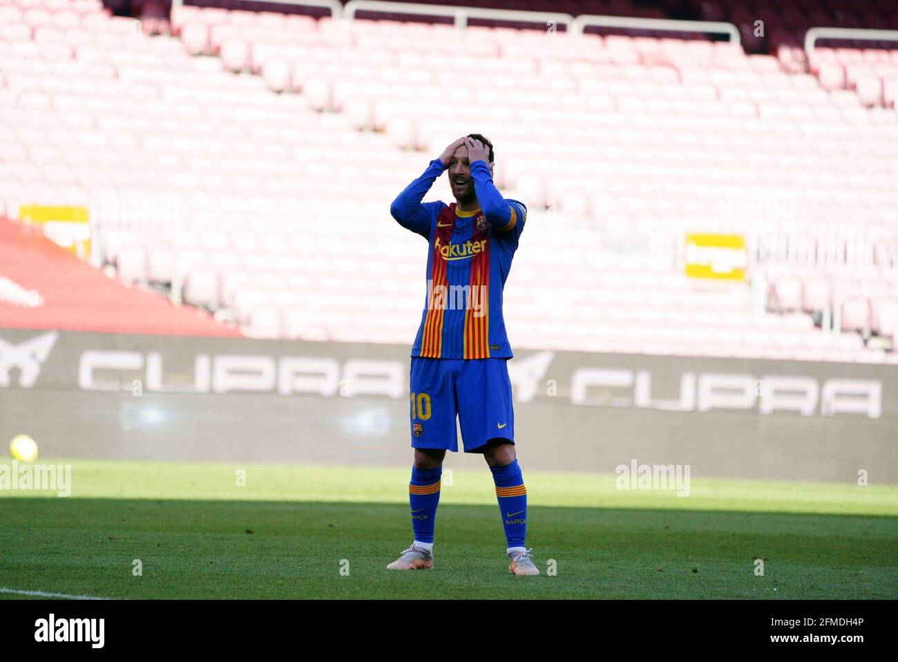 Messi free kick hi-res stock photography and images - Page 2 - Alamy