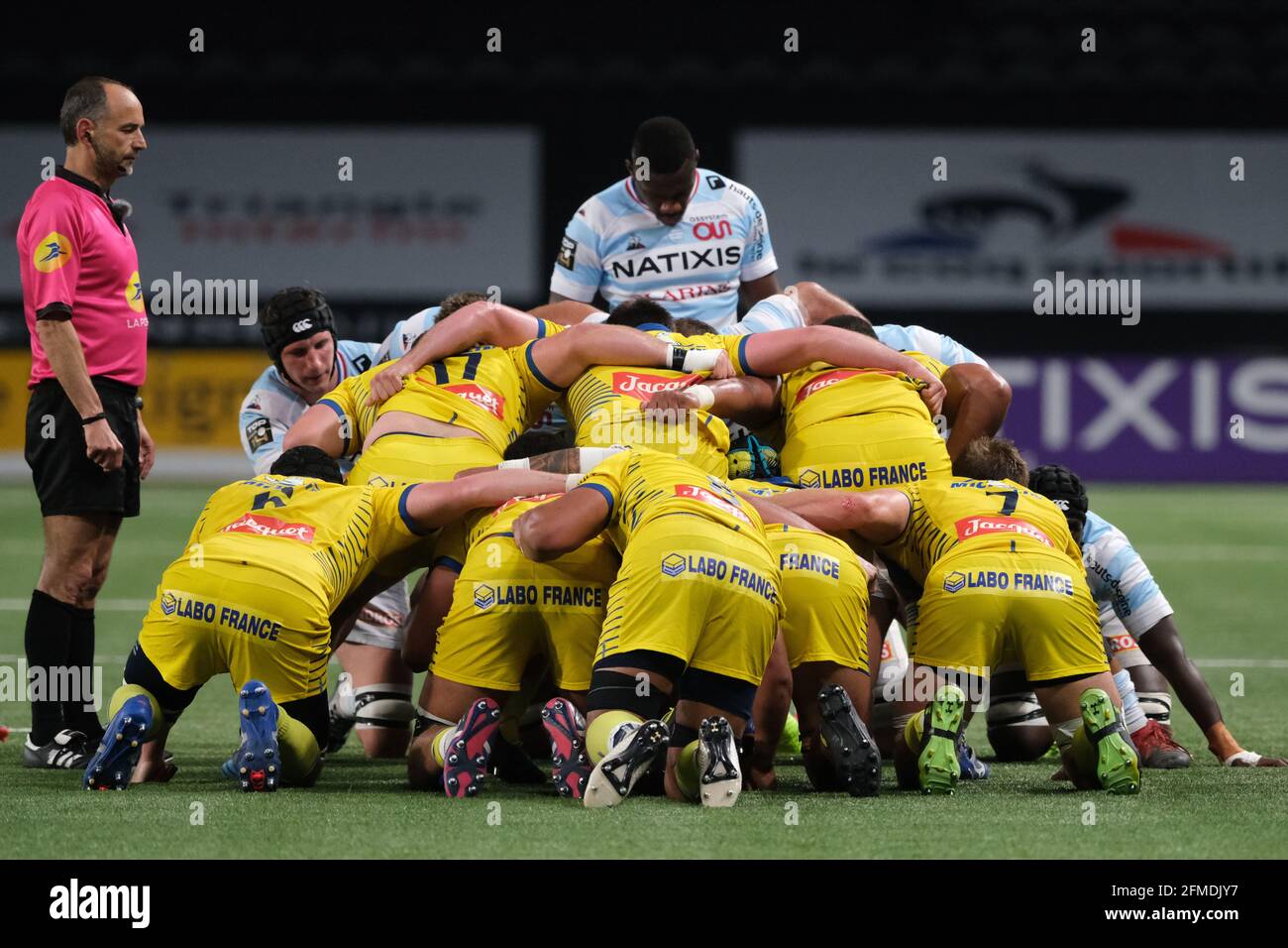 Nanterre, Hauts de Seine, France. 8th May, 2021. Clermont pack in action during the French rugby Championship Top 14 between Racing 92 and Clermont at Paris La Defense Arena stadium in Nanterre - France.Racing 92 won 45:19. Credit: Pierre Stevenin/ZUMA Wire/Alamy Live News Stock Photo