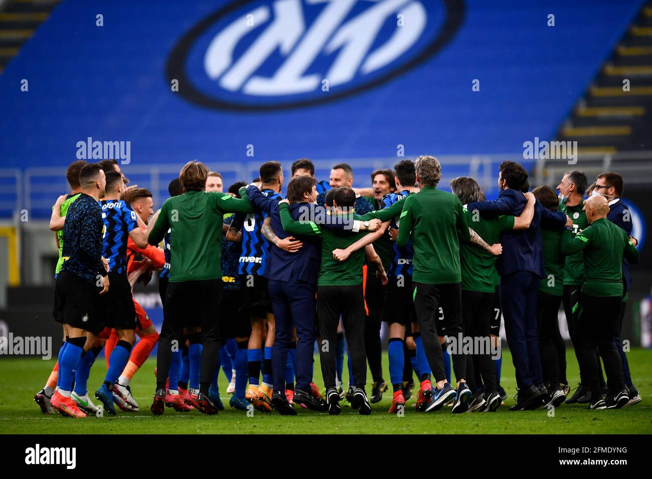 Milan, Italy. 08 May 2021. Players of FC Internazionale celebrate the the winning of the Italian championship 20120-2021 at the end of the Serie A football match betweenFC Internazionale and UC Sampdoria. Credit: Nicolò Campo/Alamy Live News Stock Photo