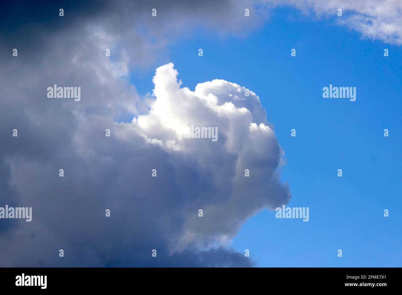 Scudding Puffy foreboding clouds hi-res stock photography and images - Alamy