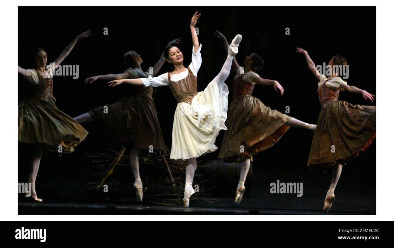 Giselle.... Ballet in two acts  by the Royal Ballet. Giselle= Miyako Yoshida, Count Albrecht = Federico Bonelli, at The Royal Opera House, Covent Gardenpic David Sandison 9/1/2004 Stock Photo