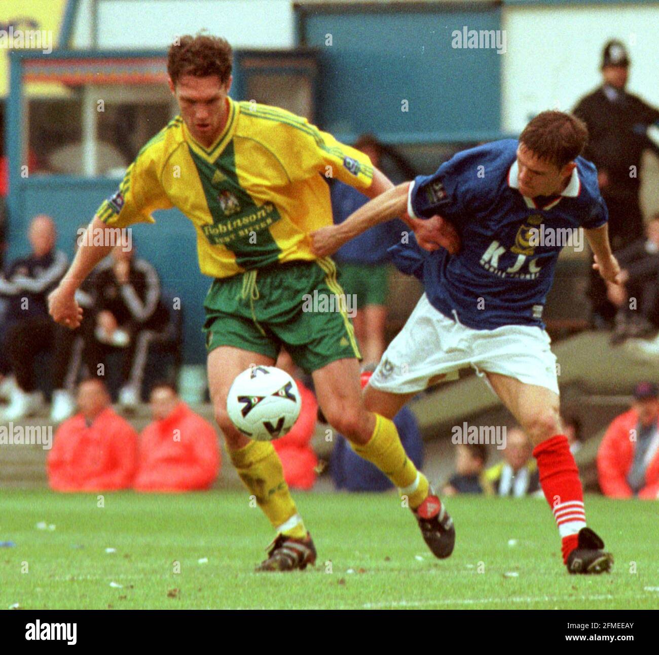 PORTSMOUTH V STOCKPORT. COLIN WOODTHORPE TAKES ON SAMMY IGOE. PIC MIKE WALKER 1999 Stock Photo