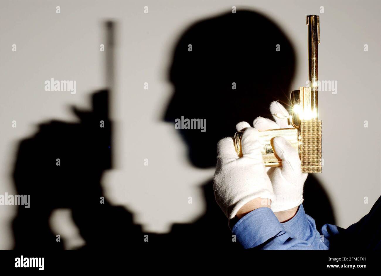 The golden gun from the Bond movie 'The Man with the Golden Gun' on show at the Science Museum as from the 16th October as part of the 'Bond, James Bond' exhibition.4 October 2002 photo Andy Paradise Stock Photo