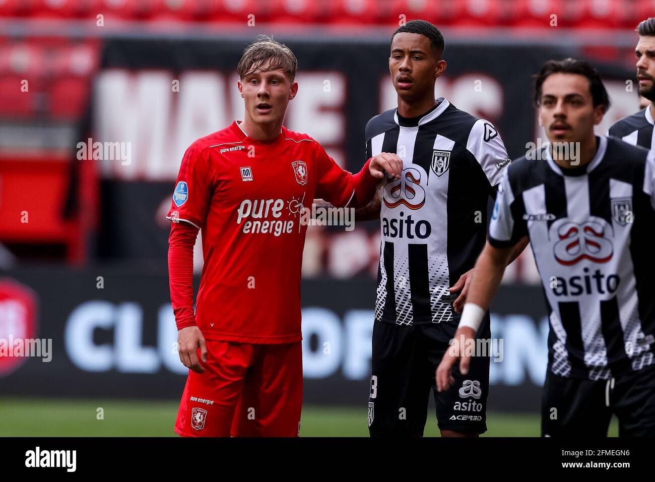 ENSCHEDE, NETHERLANDS - MAY 8: Jesse Bosch of FC Twente and Noah Fadiga of Heracles Almelo during the Dutch Eredivisie match between FC Twente and Heracles Almelo at Grolsch Veste on May 8, 2021 in Enschede, Netherlands (Photo by Marcel ter Bals/Orange Pictures) Stock Photo