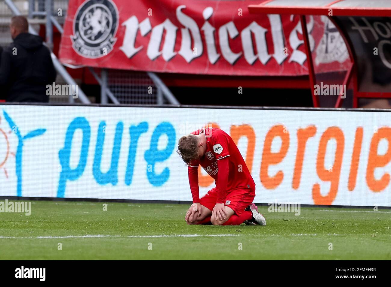 ENSCHEDE, NETHERLANDS - MAY 8: Jesse Bosch of FC Twente looks dejected during the Dutch Eredivisie match between FC Twente and Heracles Almelo at Grolsch Veste on May 8, 2021 in Enschede, Netherlands (Photo by Marcel ter Bals/Orange Pictures) Stock Photo