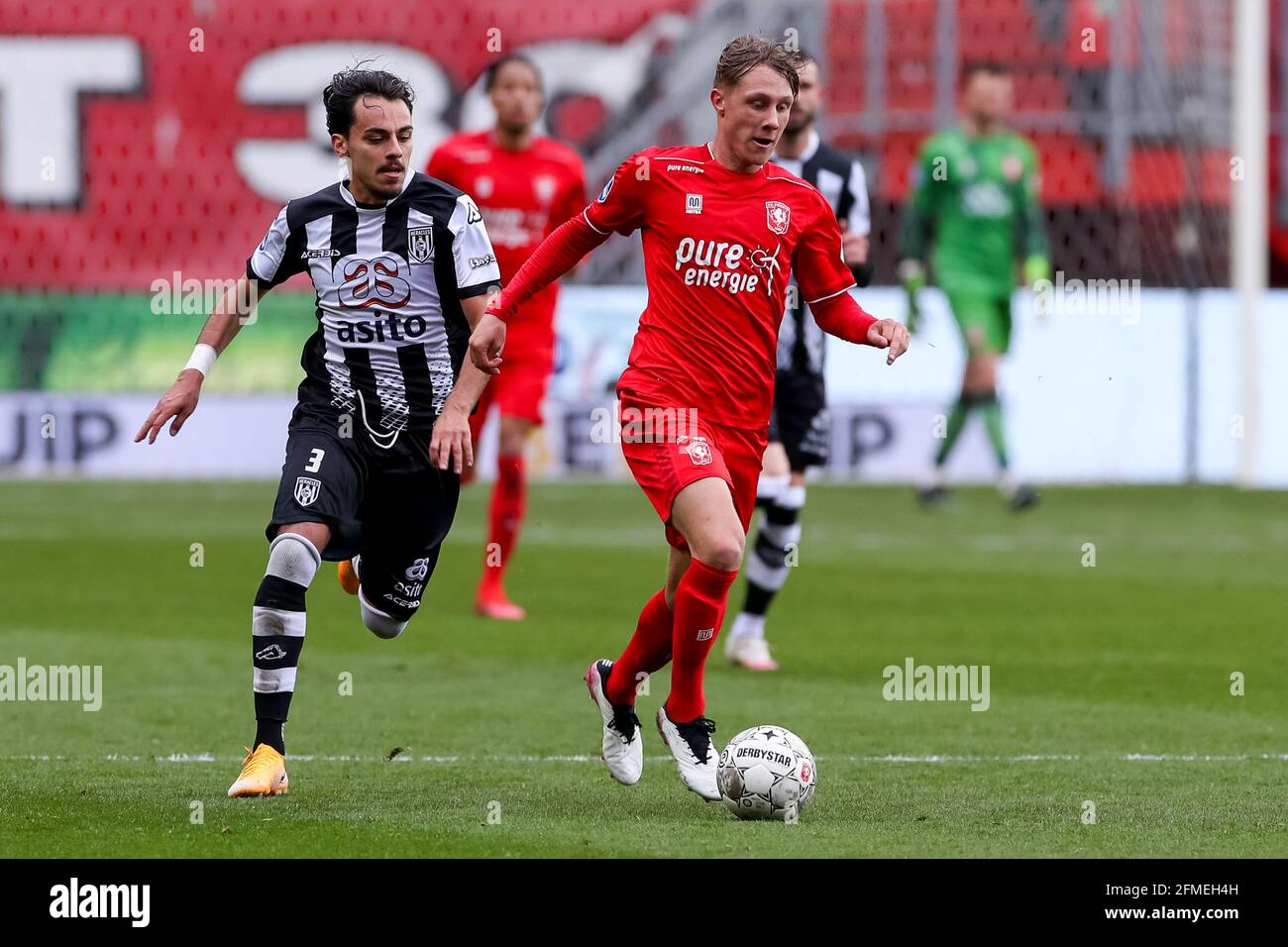 ENSCHEDE, NETHERLANDS - MAY 8: Giacomo Quagliata of Heracles Almelo and Jesse Bosch of FC Twente during the Dutch Eredivisie match between FC Twente and Heracles Almelo at Grolsch Veste on May 8, 2021 in Enschede, Netherlands (Photo by Marcel ter Bals/Orange Pictures) Stock Photo