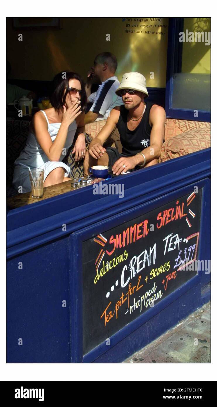 Smoking in public places in Brighton......Pic David Sandison 11/8/2003 Stock Photo