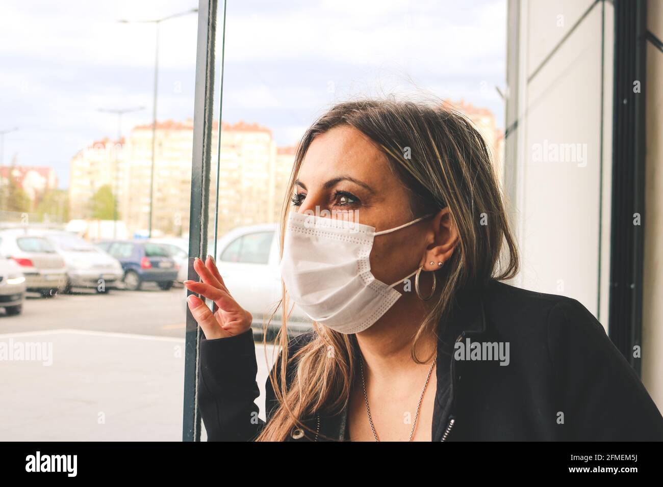 Pretty women wearing mask hi-res stock photography and images - Alamy