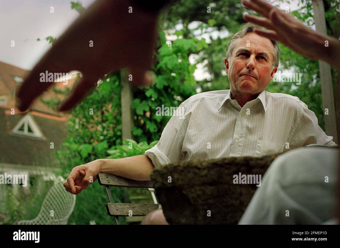 Richard Dawkins in his Oxford garden. 3 July 2001 Stock Photo