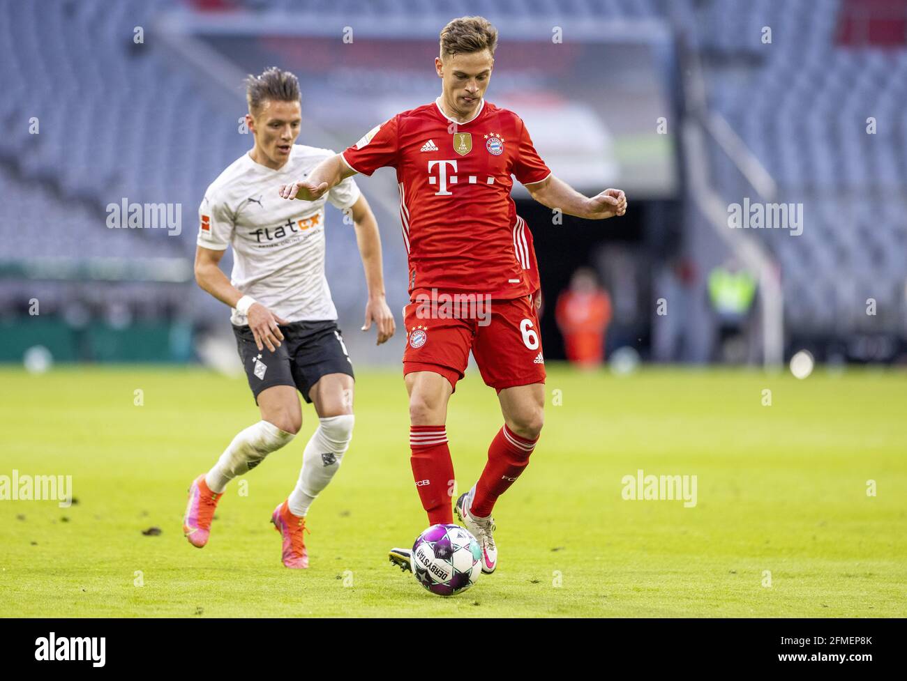 Joshua Kimmich (Muenchen), Hannes Wolf (BMG) Bayern München - Borussia  Mönchengladbach 08.05.2021, Fussball, 1. Bundesliga, Saison 2020/21 Foto:  Mori Stock Photo - Alamy