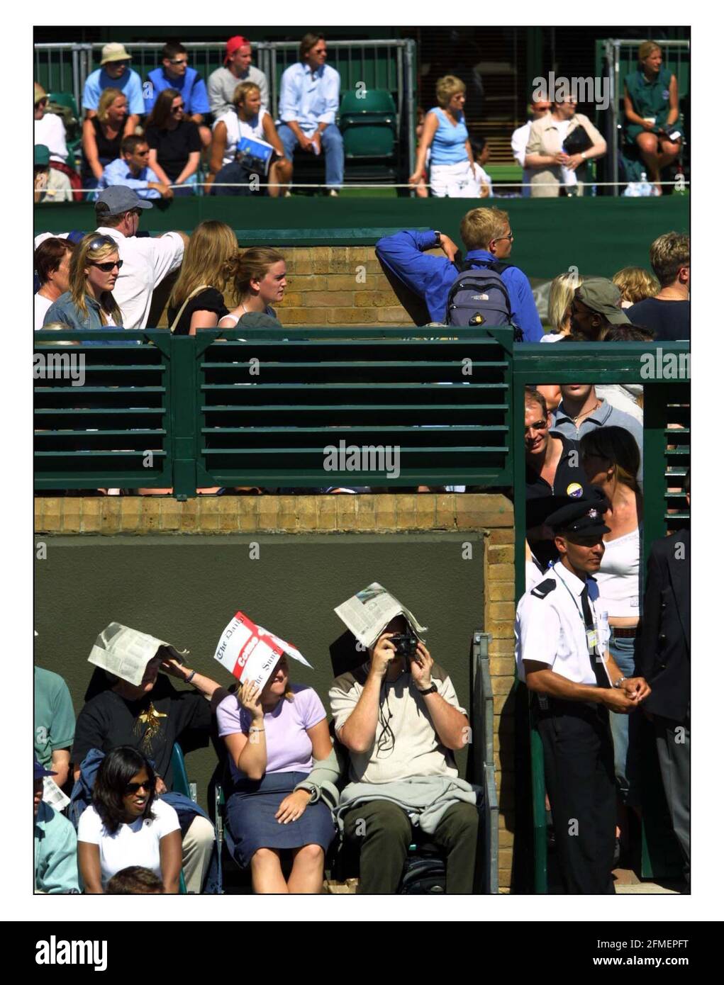 Wimbledon Day 3....the heat is on...pic David Sandison 26/6/2002 Stock Photo