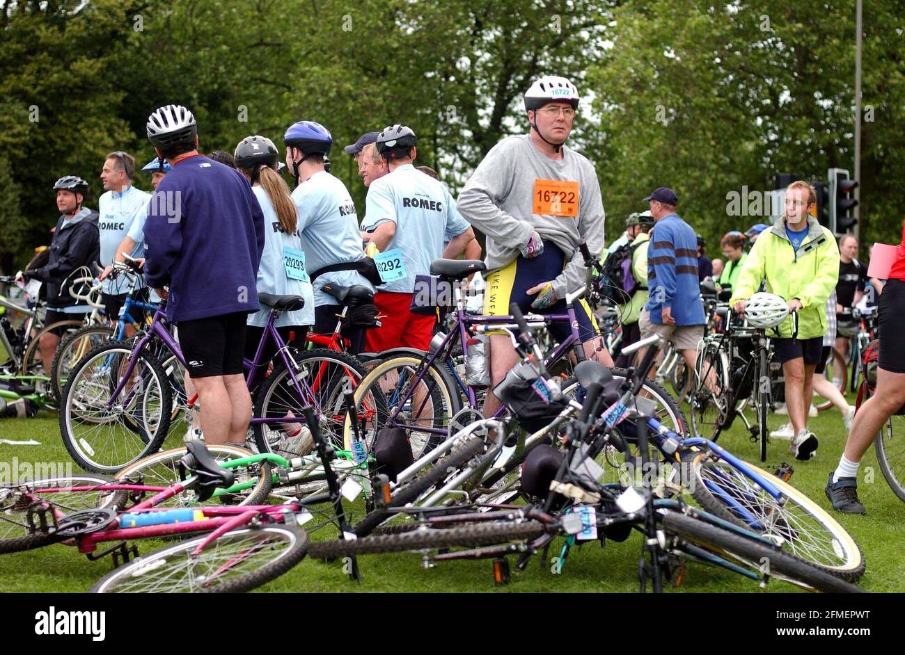 The 2002 British Heart Foundation London to Brighton Bike Race gets under way from Clapham Common this morning.16 June 2002 photo Andy Paradise Stock Photo