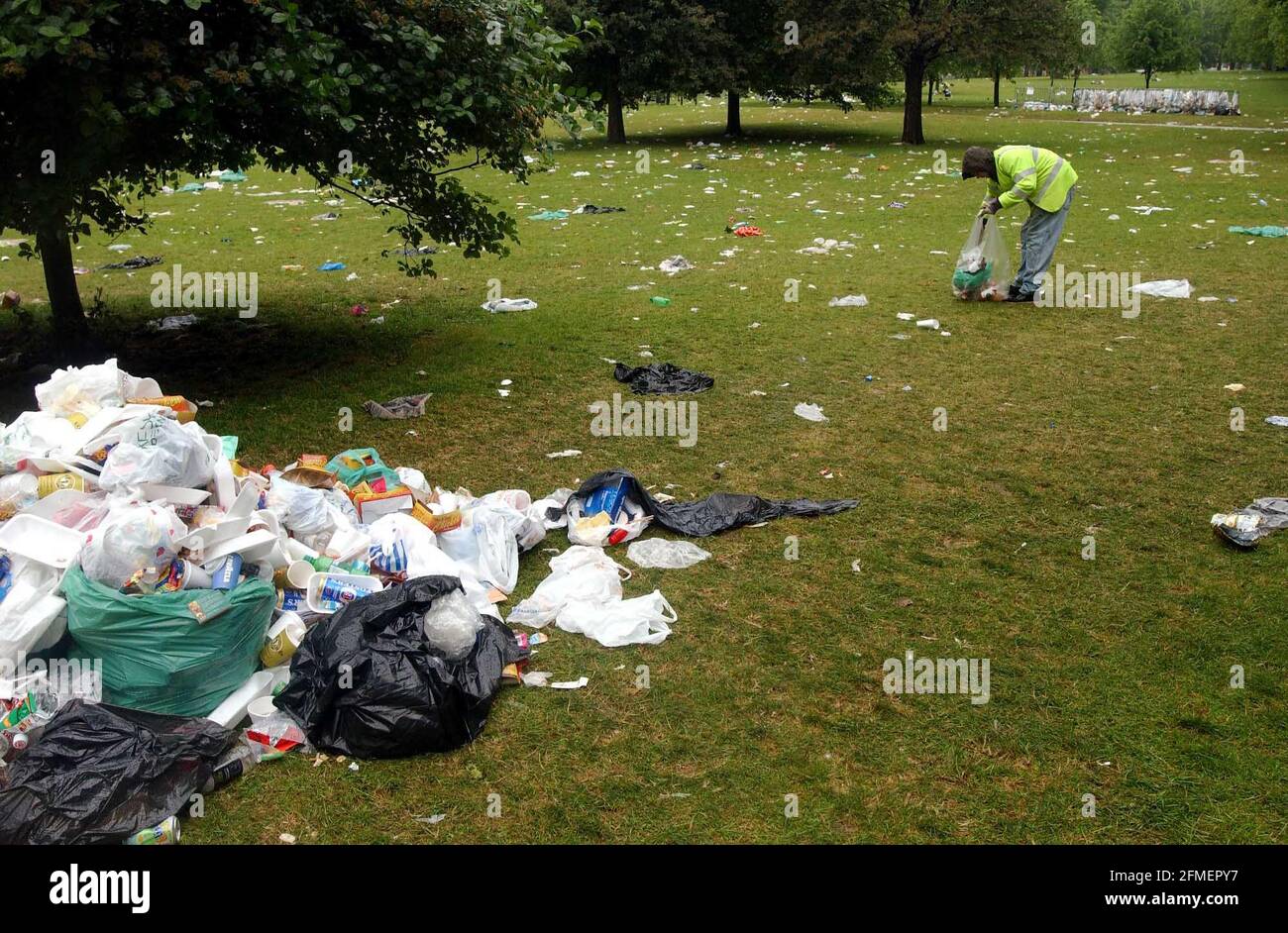 The clean up operation in St James's park after yesterdays Jubilee celebrations.5 June 2002 photo Andy Paradise Stock Photo