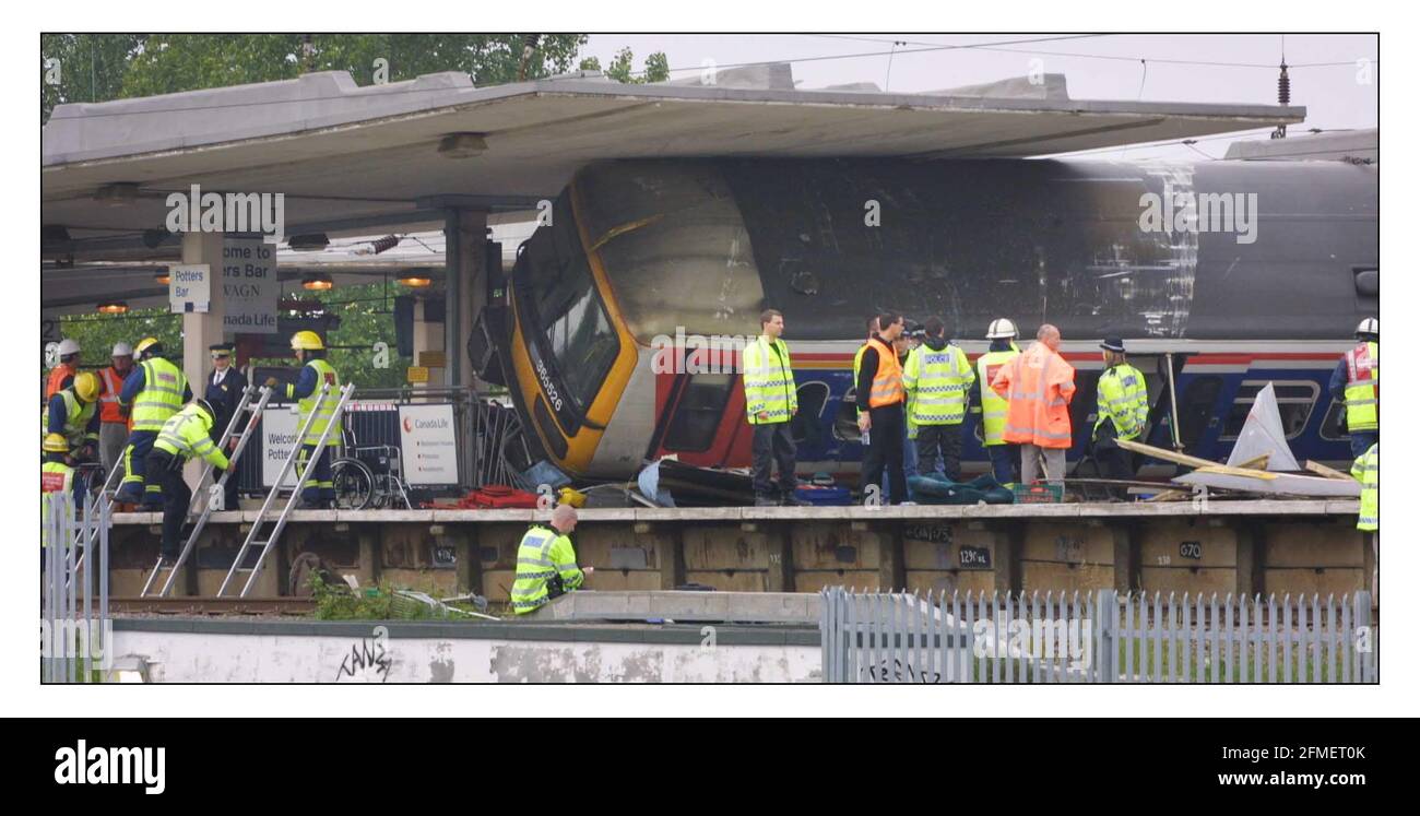 Potters Bar train crashpic David Sandison 10/5/2002 Stock Photo Alamy