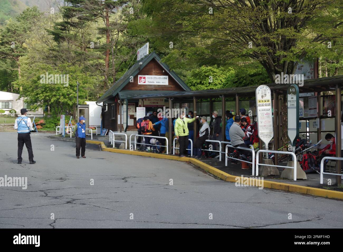 komagane, nagano, japan, 05-08-2021, Snowboarders and ski waiting in ...