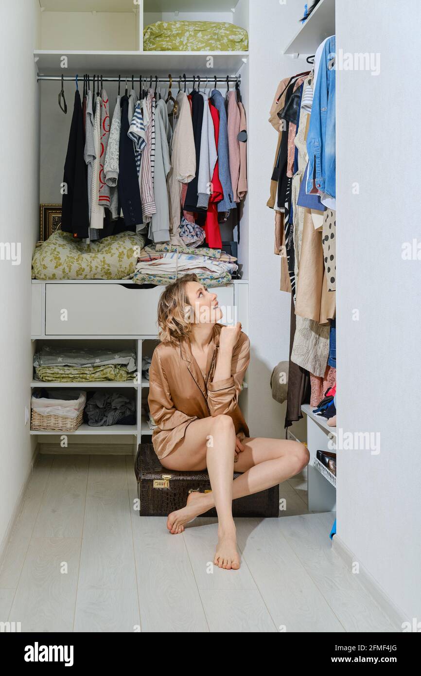 Fitting room girl hi-res stock photography and images - Alamy