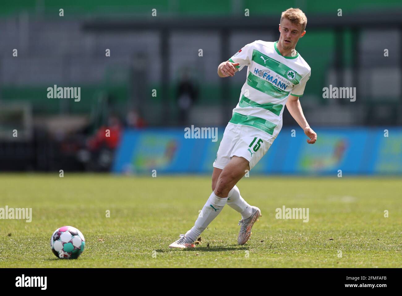 08 May 2021, Bavaria, Fürth: Football: 2. Bundesliga, SpVgg Greuther Fürth - Karlsruher SC, Matchday 32 at Sportpark Ronhof Thomas Sommer. Sebastian Ernst from Fürth plays the ball. Photo: Daniel Karmann/dpa - IMPORTANT NOTE: In accordance with the regulations of the DFL Deutsche Fußball Liga and/or the DFB Deutscher Fußball-Bund, it is prohibited to use or have used photographs taken in the stadium and/or of the match in the form of sequence pictures and/or video-like photo series. Stock Photo