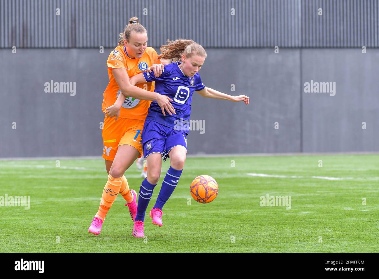 Taalkunde huis Saga Lobke Loonen (19) of AA Gent and Jarne Teulings (16) of Anderlecht pictured  during a female soccer game between RSC Anderlecht Dames and AA Gent Ladies  on the fifth matchday of play