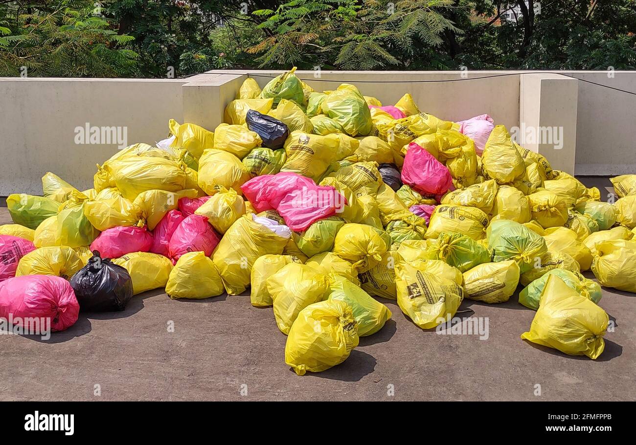 Yellow garbage bag hi-res stock photography and images - Alamy