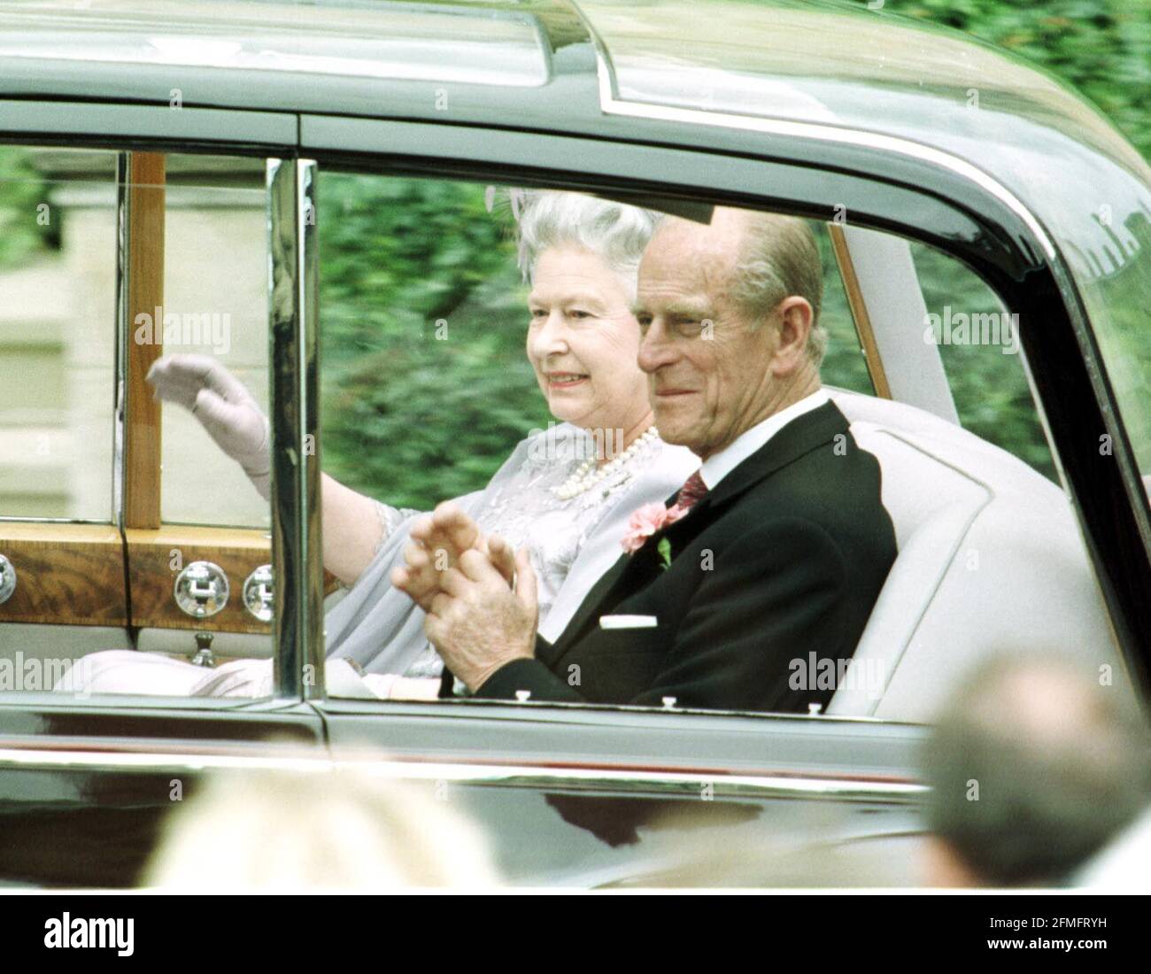 Queen Elizabeth and Prince Philip June 1999arrive at Windsor Castle for the wedding of their son Prince Edward to Sophie Rhys Jones Stock Photo