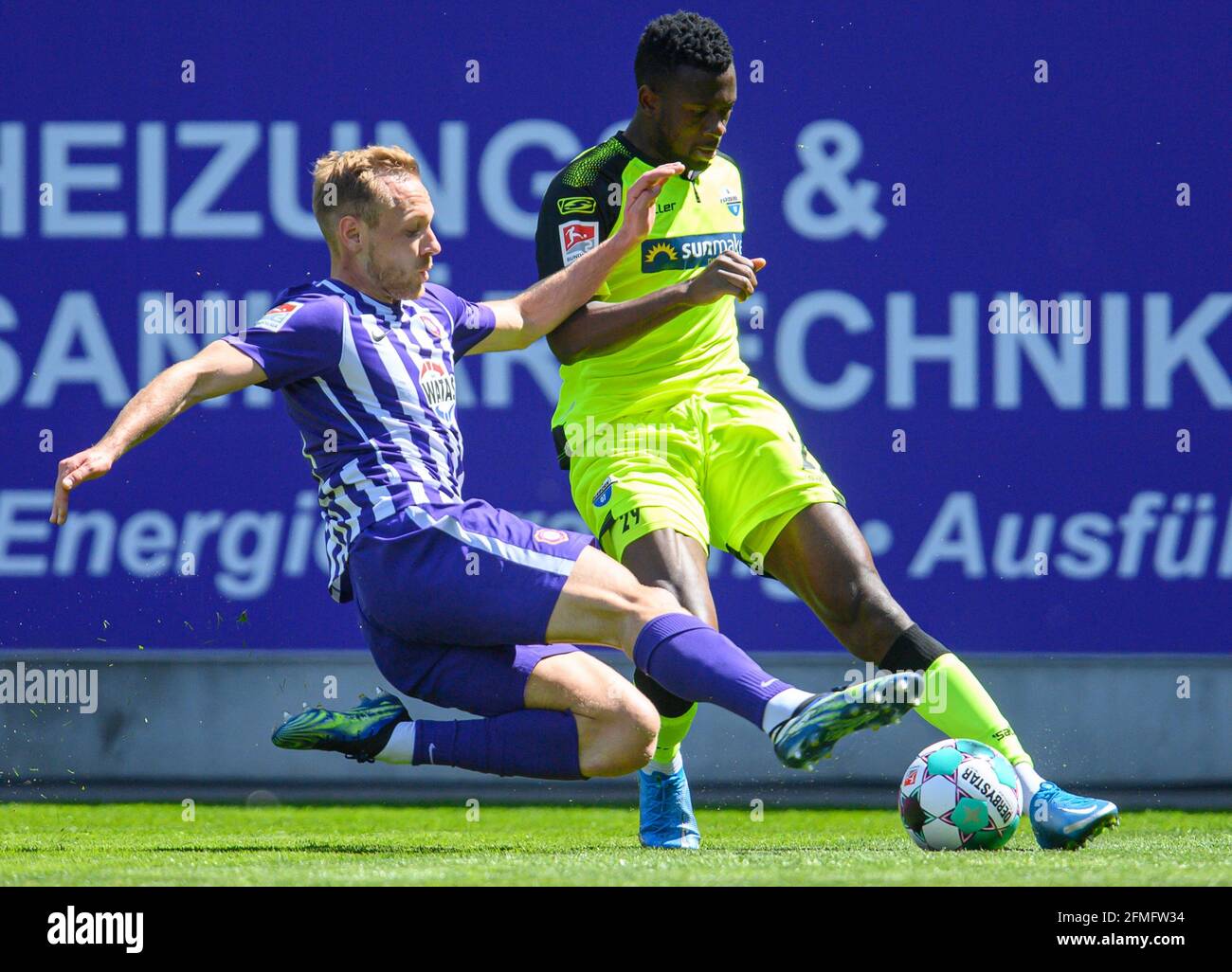 Aue, Germany. 09th May, 2021. Football: 2. Bundesliga, FC Erzgebirge Aue - SC Paderborn 07, Matchday 32, at Erzgebirgsstadion. Aue's Ben Zolinski (l) against Paderborn's Jamilu Collins. Credit: Robert Michael/dpa-Zentralbild/dpa - IMPORTANT NOTE: In accordance with the regulations of the DFL Deutsche Fußball Liga and/or the DFB Deutscher Fußball-Bund, it is prohibited to use or have used photographs taken in the stadium and/or of the match in the form of sequence pictures and/or video-like photo series./dpa/Alamy Live News Stock Photo