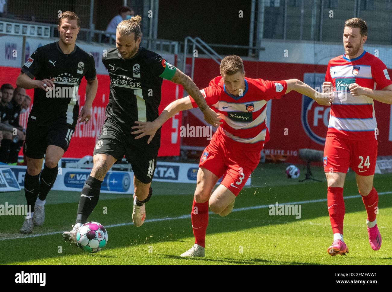 Heidenheim, Germany. 09th May, 2021. Football: 2. Bundesliga, 1. FC Heidenheim - SV Sandhausen, Matchday 32 at Voith Arena. Heidenheim's Jan Schöppner (r) and Sandhausen's Dennis Diekmeier fight for the ball. Credit: Stefan Puchner/dpa - IMPORTANT NOTE: In accordance with the regulations of the DFL Deutsche Fußball Liga and/or the DFB Deutscher Fußball-Bund, it is prohibited to use or have used photographs taken in the stadium and/or of the match in the form of sequence pictures and/or video-like photo series./dpa/Alamy Live News Stock Photo