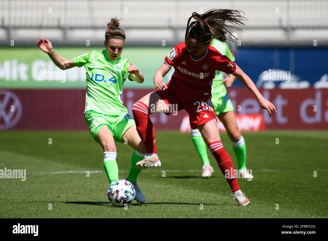 Wolfratshausen, Germany. 09th May, 2021. Football, Women: Bundesliga, VfL Wolfsburg - FC Bayern Munich, matchday 20 at AOK Stadion. Munich's Sarah Zadrazil (r) plays against Wolfsburg's Svenja Huth. Credit: Swen Pförtner/dpa - IMPORTANT NOTE: In accordance with the regulations of the DFL Deutsche Fußball Liga and/or the DFB Deutscher Fußball-Bund, it is prohibited to use or have used photographs taken in the stadium and/or of the match in the form of sequence pictures and/or video-like photo series./dpa/Alamy Live News Stock Photo