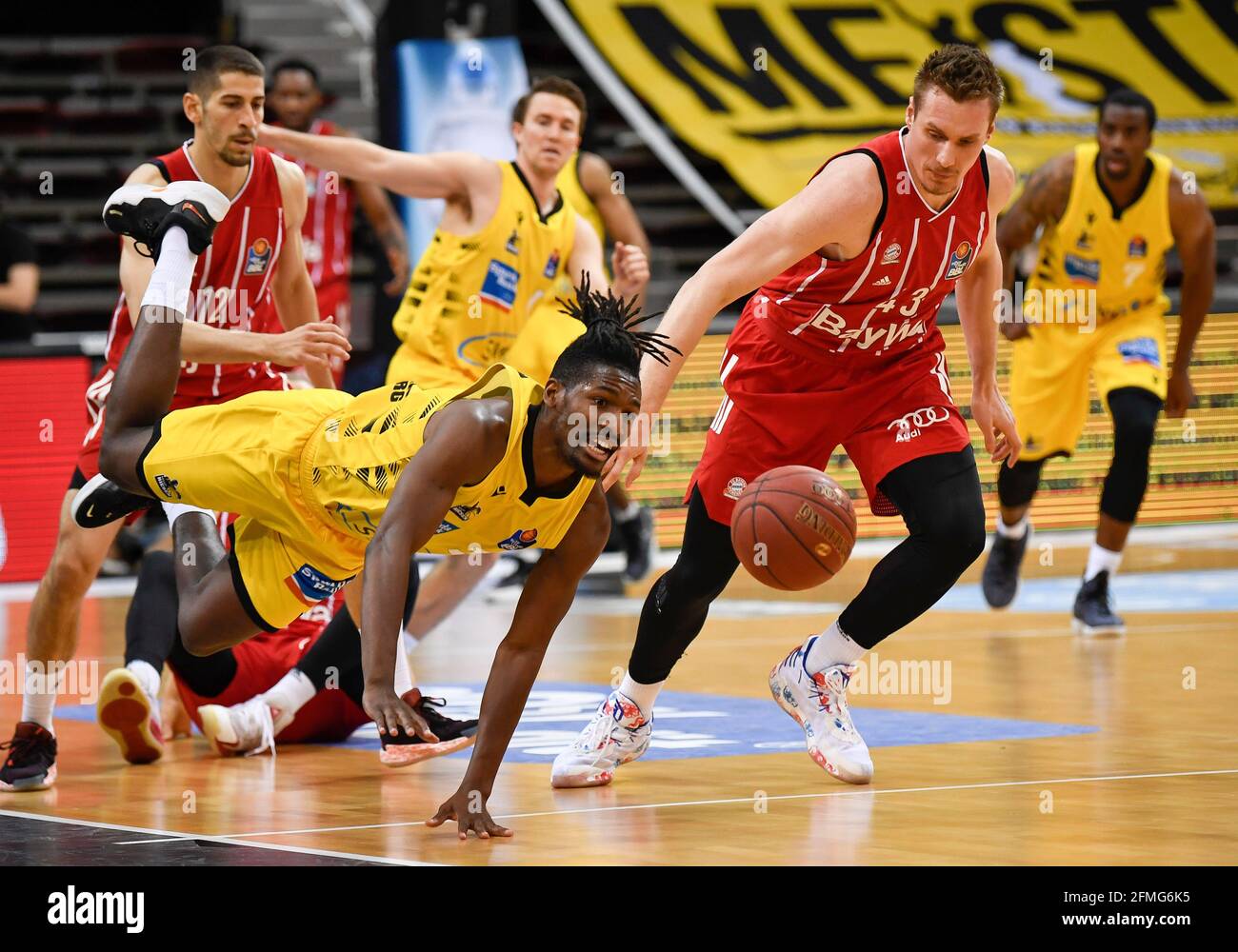 Ludwigsburg, Germany. 09th May, 2021. Basketball: Bundesliga, MHP Riesen  Ludwigsburg - FC Bayern München, Hauptrunde, Matchday 34: Ludwigsburg's  Jaleen Smith (l) falls in a duel with Munich's Leon Radosevic. Credit:  Thomas Kienzle/dpa/Alamy