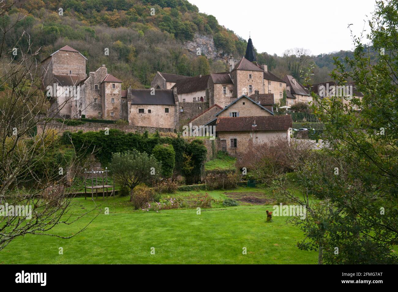 Village of Baume les Messieurs with its famous Benedictine abbey and old stone houses, Jura (39), Bourgogne-Franche-Comte, France. Nestled in the Cirq Stock Photo