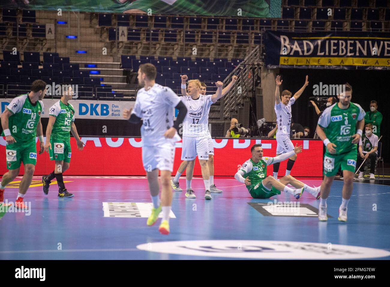 Berlin Germany 09th May 21 Handball Bundesliga Fuchse Berlin Thw Kiel Matchday 29 Max Schmeling Halle The Kiel Players Cheer Credit Christophe Gateau Dpa Alamy Live News Stock Photo Alamy