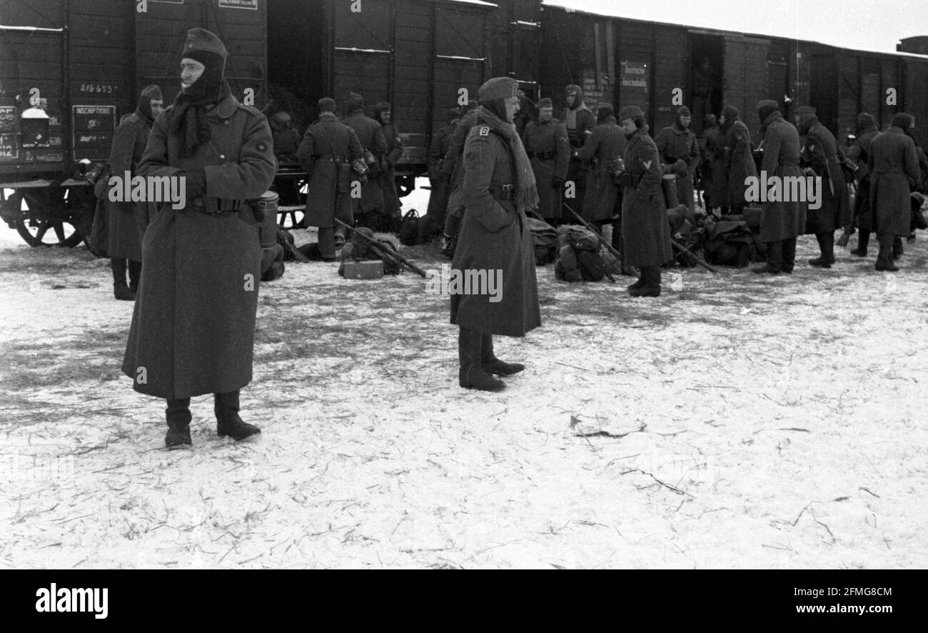 2. Weltkrieg Wehrmacht Heer / Deutsche Reichsbahn Truppentransport Ostfront - 2nd World War / WWII German Army / German Railway Troop Transport Eastern Front Stock Photo
