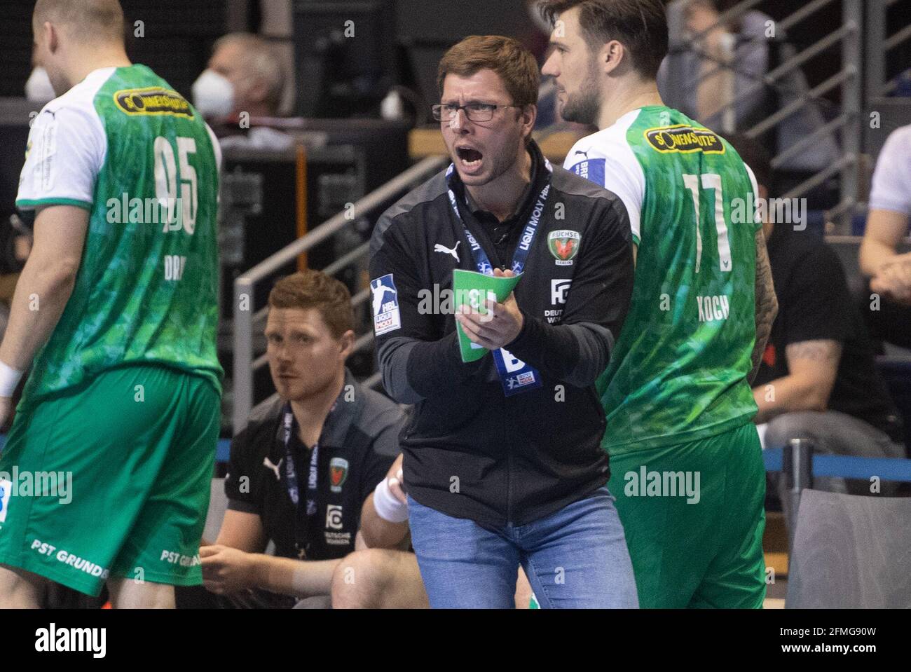 Berlin Germany 09th May 21 Handball Bundesliga Fuchse Berlin Thw Kiel Matchday 29 Max Schmeling Halle Berlin S Coach Jaron Siewert Yells On The Sidelines Credit Christophe Gateau Dpa Alamy Live News Stock Photo Alamy