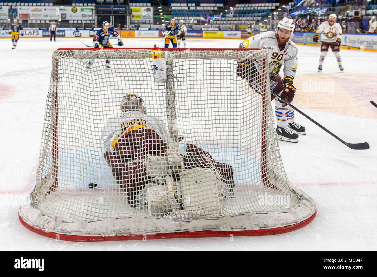 # 79 goalkeepers Daniel Manzato (Geneva) and # 90 Simon Le Coultre (Geneva) are beaten for the second time during the National League Playoff Final ice hockey game 3 between EV Zug and Geneve-Servette HC on May 7th, 2021 in the Bossard Arena in Zug . (Switzerland/Croatia OUT) Credit: SPP Sport Press Photo. /Alamy Live News Stock Photo