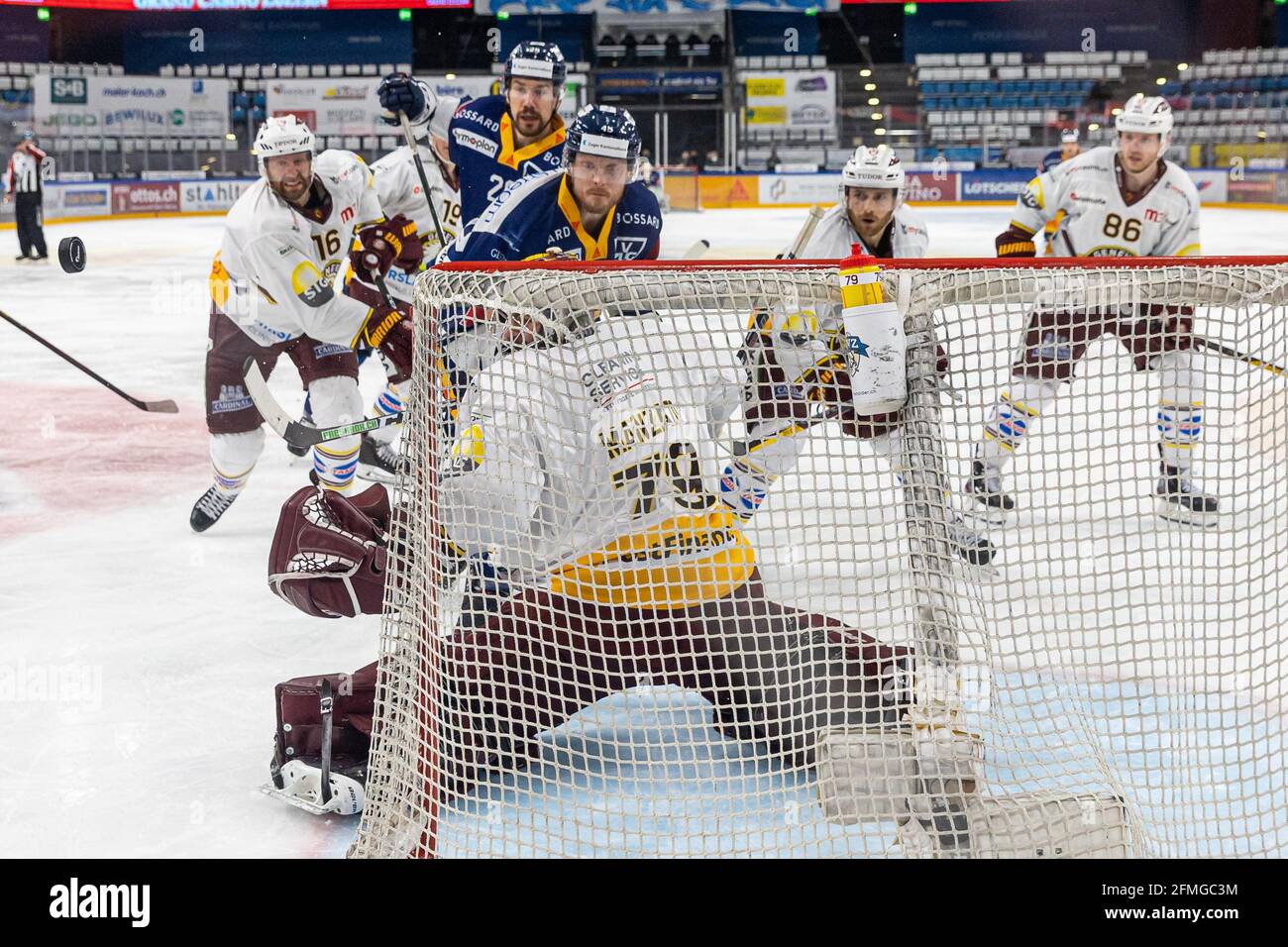 Carl Klingberg # 48 (EV Zug) fails to # 79 goalkeeper Daniel Manzato (Geneva) during the National League Playoff Final ice hockey game 3 between EV Zug and Geneve-Servette HC on May 7th, 2021 in the Bossard Arena in Zug. (Switzerland/Croatia OUT) Credit: SPP Sport Press Photo. /Alamy Live News Stock Photo