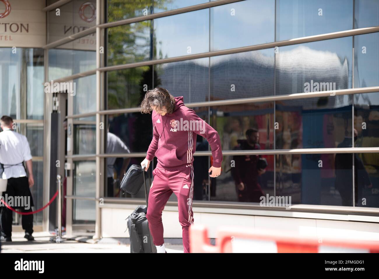 Birmingham, UK. 9th May, 2021. Edinson Cavani struggles with his suitcase as he leaves Clayton Hotel in Birmingham City Centre around midday 9th May before a match against Aston Villa. Credit: Ryan Underwood/Alamy Live News Stock Photo