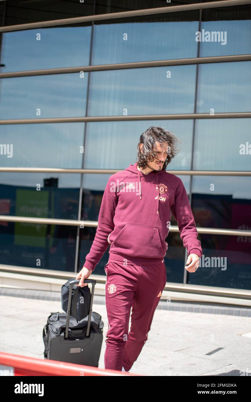 Birmingham, UK. 9th May, 2021. Edinson Cavani struggles with his suitcase as he leaves Clayton Hotel in Birmingham City Centre around midday 9th May before a match against Aston Villa. Credit: Ryan Underwood/Alamy Live News Stock Photo