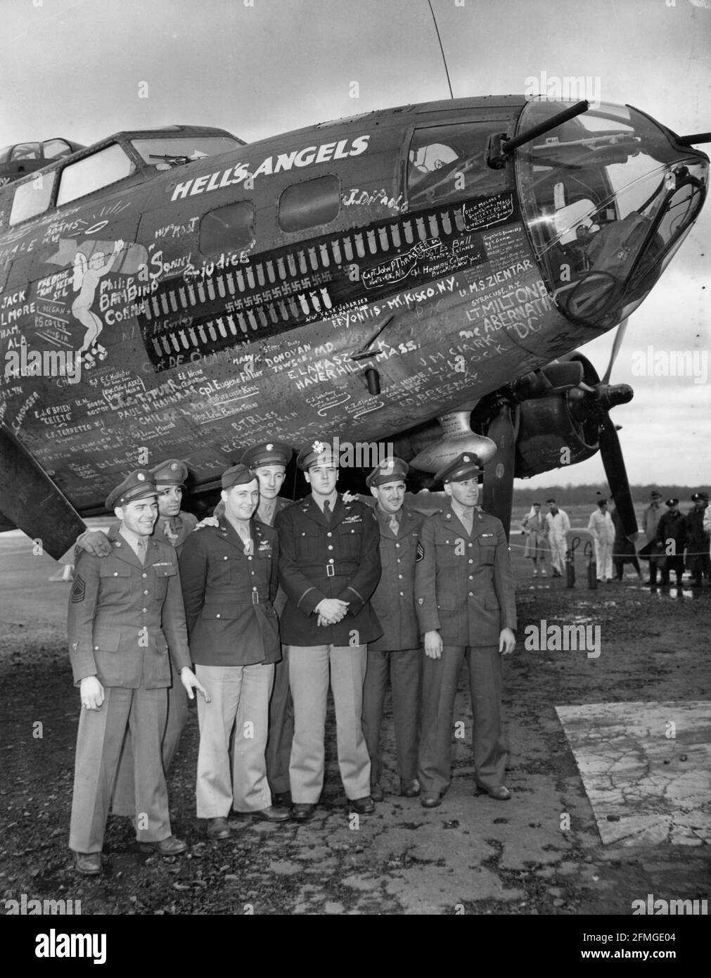 John Hancocks of 8th Air Force men cover the 'Hell's Angels from nose to tail. Left to right: M/Sgt. Fabian Folmer, Sgt. John Kosilla, Capt. Irl Baldwin, T/Sgt. Edward West Jr., Capt. John Johnston, Sgt. Wilson Fairfield and S/Sgt. Kasmer Wegrcyn. The B-17 was piloted by Capt. Johnston, who was at controls on its last war mission, 1944 Stock Photo