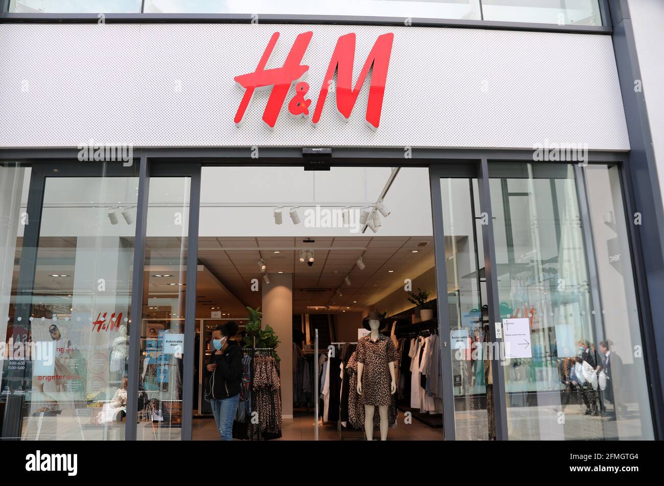 H and m store hi res stock photography and images Alamy