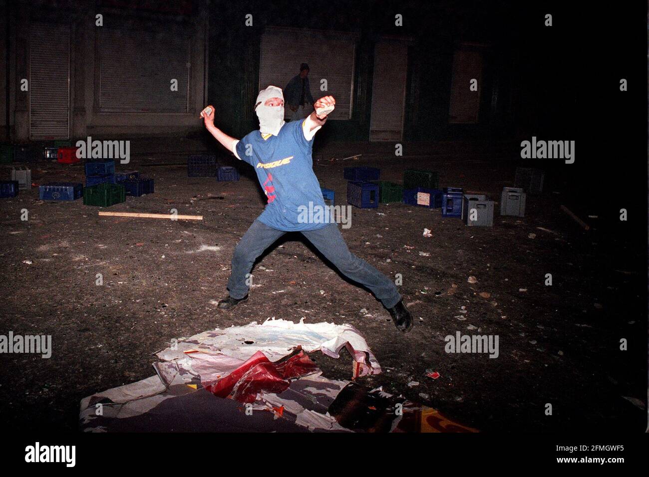 NATIONALIST YOUTH THEROWING STONES AT THE RUC IN LONDONDERRY DURING THE NIGHT AFTER LOYALIST MARCHES THE TROUBLE WAS HOWEVER ON A MUCH SMALLER SCALE THAN PREDICTED 10 8 96. PHOTO TOM PILSTON. Stock Photo