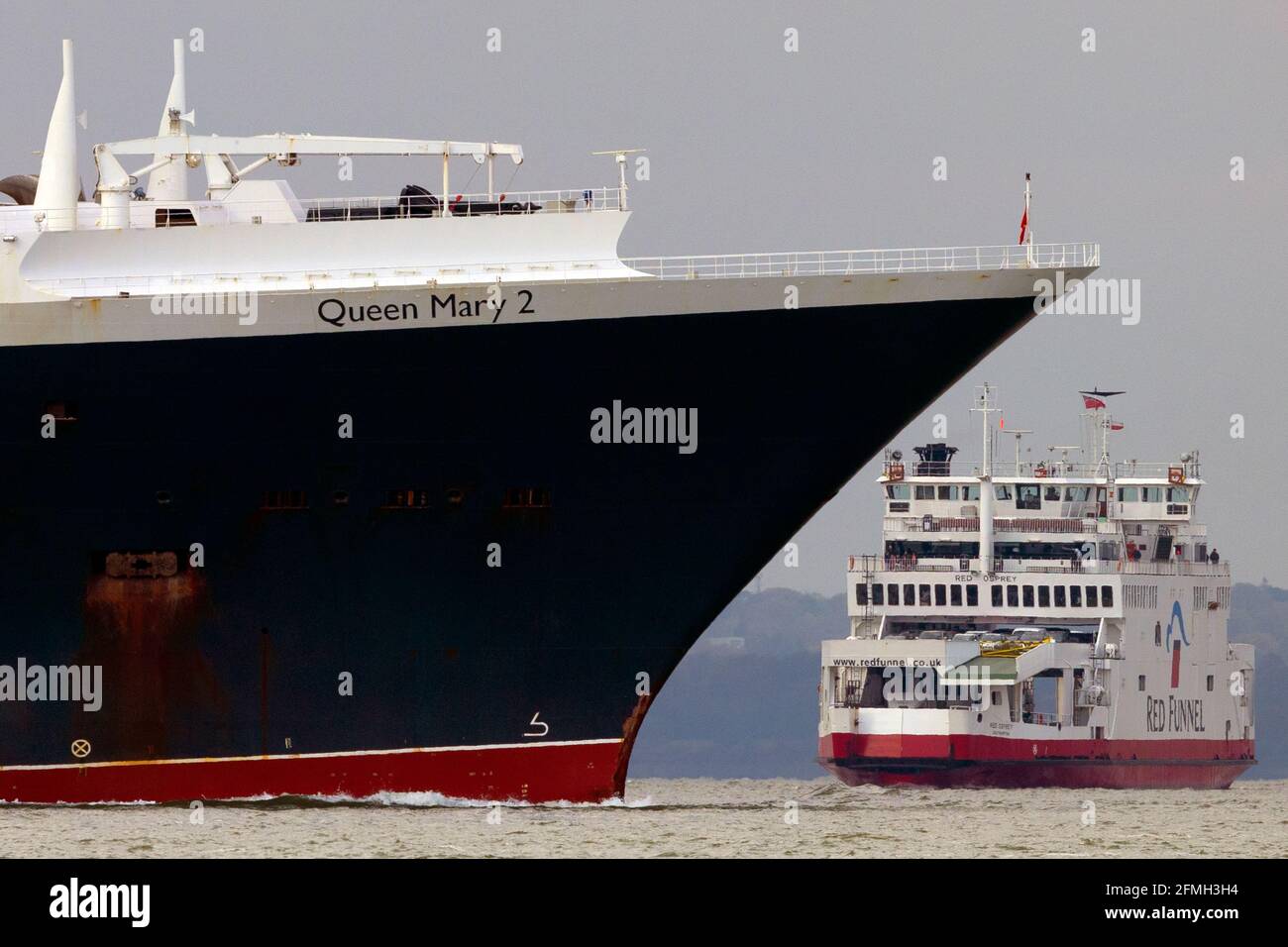 Red Funnel,car,ferry,close,collision,Quenn Mary 2,Cunard,The Solent