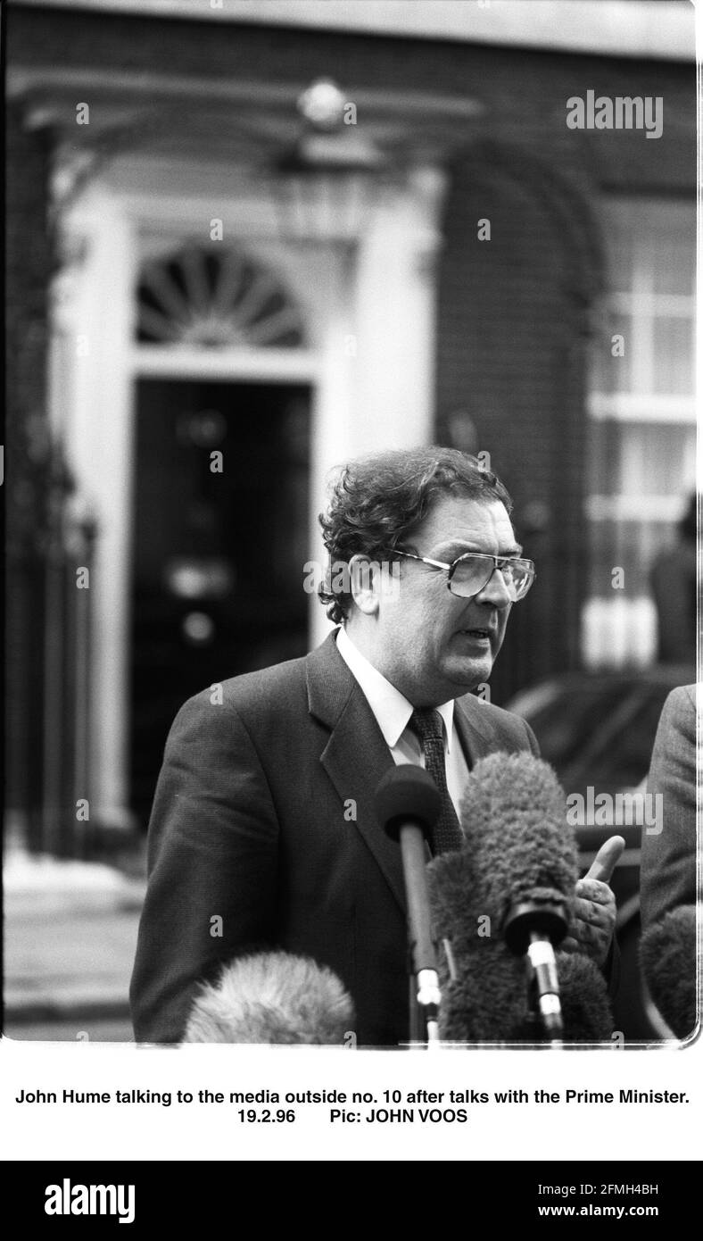 John Hume MP leader of the SDLP talking to the media outside 10 Downing Street after talks with Prime Minister John Major aimed at saving Ulster's peace process Stock Photo