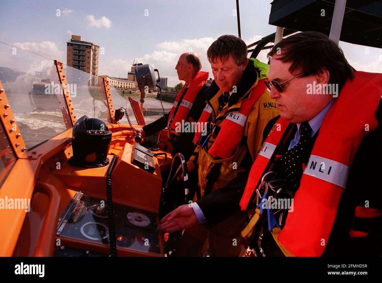 JOHN PRESCOTT MP ON BOARD THE ROYAL NATIONAL LIFEBOAT INSTITUTION'S, SEVERN CLASS ALL WEATHER LIFEBOATS WITH THE DOVER COXWAIN DAVE PASCALL. HE PRESENTED THE CHARITY WITH A MILLENNIUM PRODUCT PLAQUE TODAY ON THE THAMES. Stock Photo