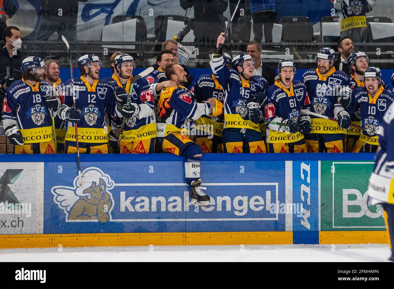 The Zugerbank counts the last seconds of the championship around Dominik  Schlumpf # 18 (EV Zug), Yannick Zehnder # 12 (EV Zug), Nico Gross # 66 (EV  Zug), PostFinance Top Scorer Jan