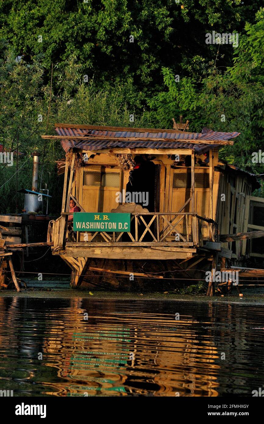 Houseboat home hi-res stock photography and images - Page 6 - Alamy, image size:866x1390