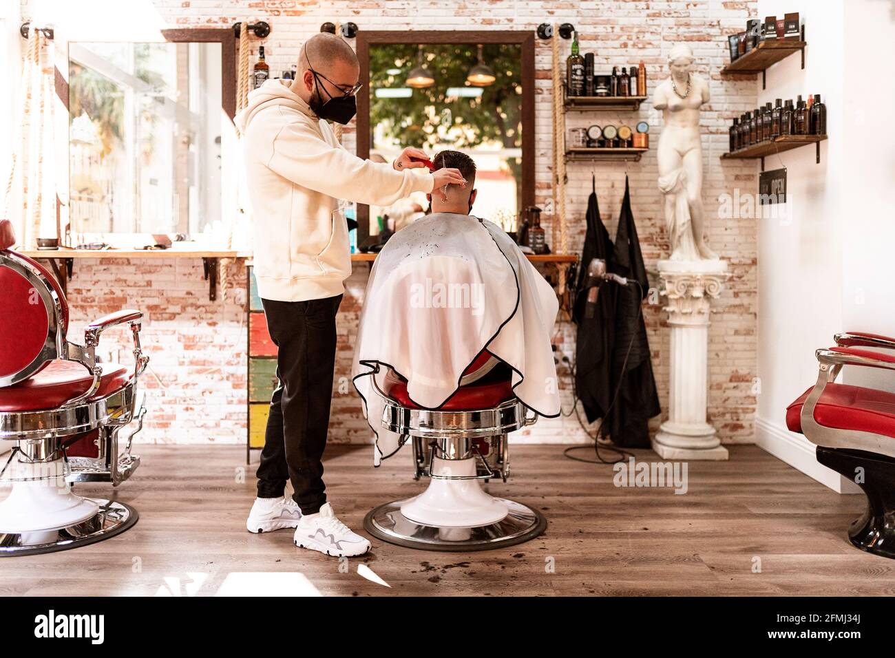 Statue of barber hi-res stock photography and images - Alamy