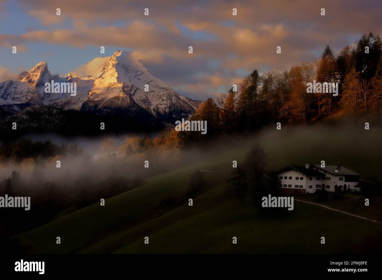 Der Watzmann in den Alpen ist das dominante Bergmassiv der Berchtesgadener Alpen und einer der berühmtesten Berge Deutschlands Stock Photo